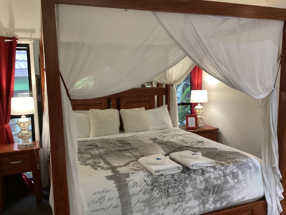 Chalet On Gallery Walk - King Bed, Spa, Fireplace, Wifi & Netflix, Linger A While タンボリーン・マウンテン エクステリア 写真