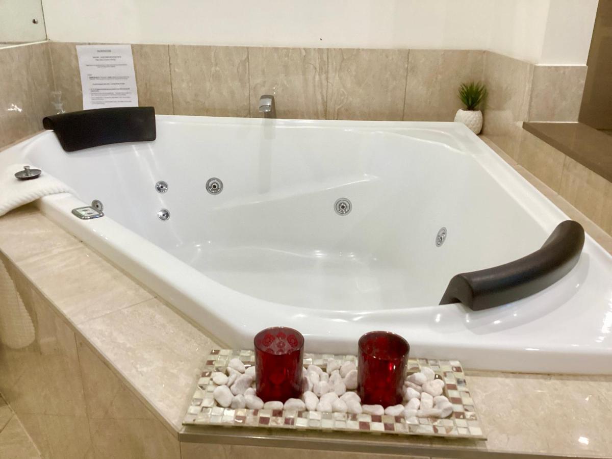 Chalet On Gallery Walk - King Bed, Spa, Fireplace, Wifi & Netflix, Linger A While タンボリーン・マウンテン エクステリア 写真
