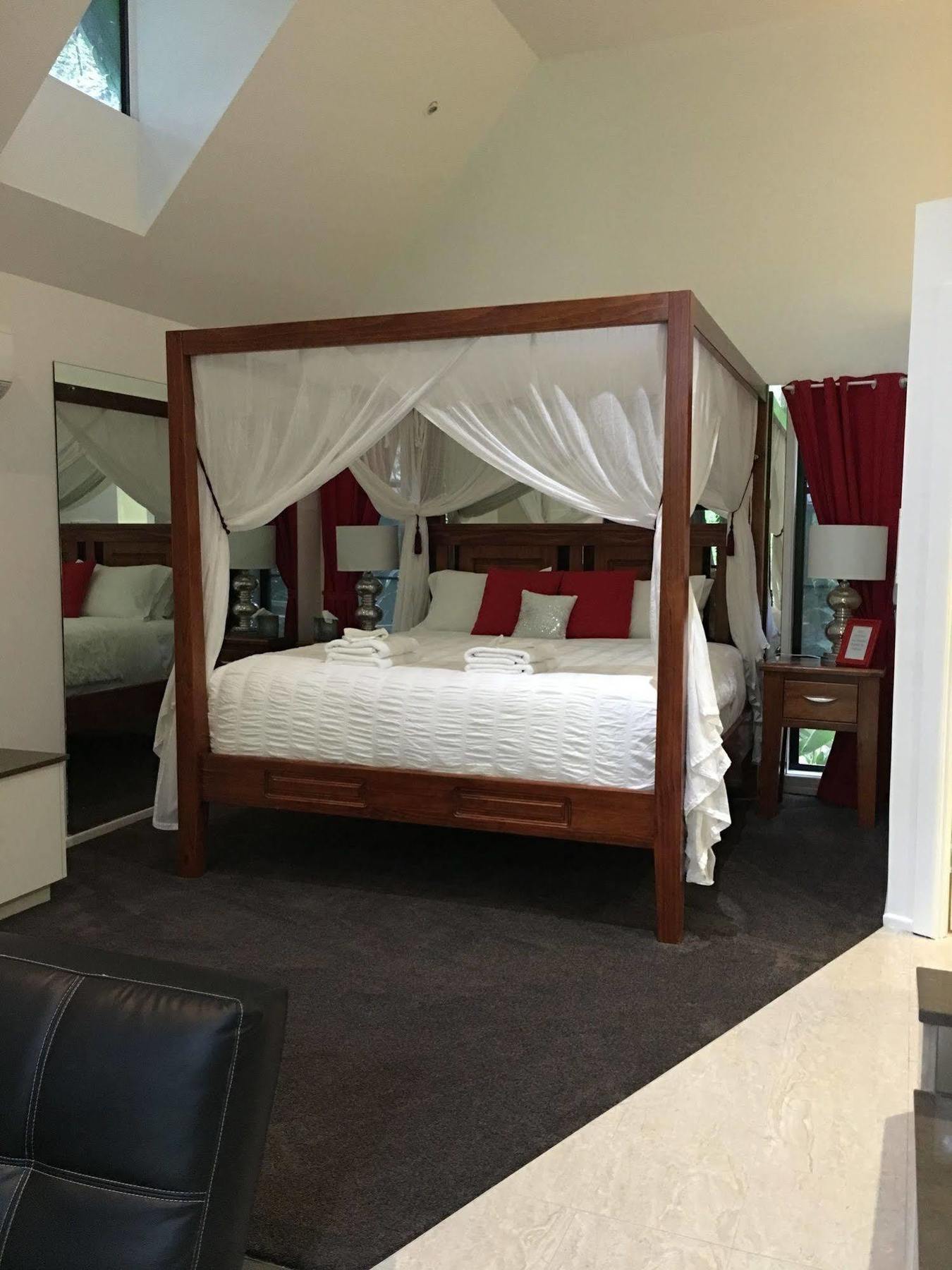 Chalet On Gallery Walk - King Bed, Spa, Fireplace, Wifi & Netflix, Linger A While タンボリーン・マウンテン エクステリア 写真