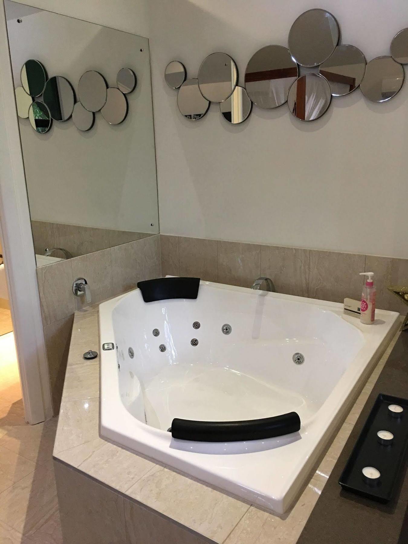 Chalet On Gallery Walk - King Bed, Spa, Fireplace, Wifi & Netflix, Linger A While タンボリーン・マウンテン エクステリア 写真